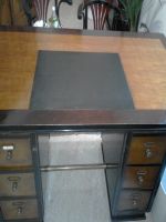 a(2) scrivania in legno con inserto in pelle dopo il restauro